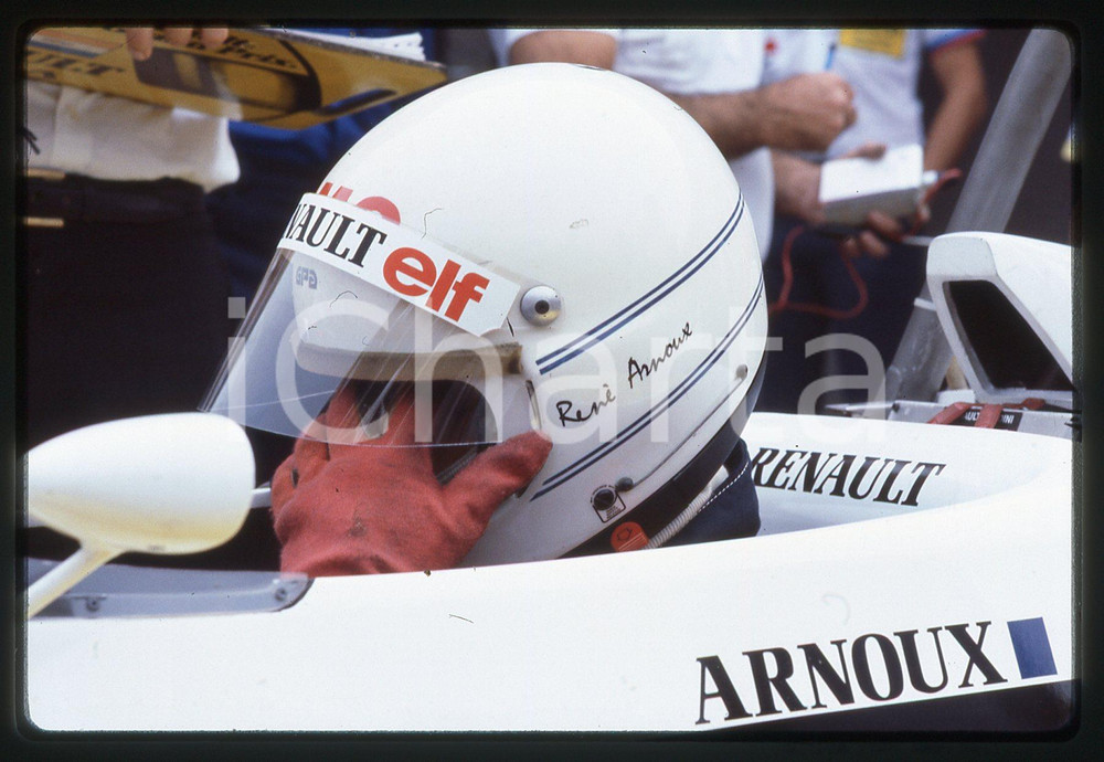 35mm vintage slide* 1981 FORMULA 1 RenÃ© ARNOUX su RENAULT RE20B - Ritratto   Diapositiva d'epoca, in formato 35 mm.CONDIZIONI: GOODTutti i diritti riservatiE' severamente vietata la riproduzione. ICharta mette in vendita, sul negozio eBay e in esclusiva sul sito "icharta" il proprio archivio composto da numerose diapositive e negativi fotografici d'epoca, tutti originali e autentici, che attraversano la storia del costume italiano tra gli la fine degli anni Sessanta e Novanta.Si tratta di uno sguardo inedito sull'attualit&agrave;, la politica, la vita quotidiana, il gossip e la cultura, che fotografa il cambiamento della nazione in quest'ultimo scorcio del XX secolo. Un'occasione unica per il mercato del collezionismo, che vede finalmente disponibile un archivio eccezionale per vastit&agrave;, tematiche e condizioni, in un settore (il negativo fotografico e la diapositiva) di assoluta novit&agrave; e dalle interessanti prospettive di investimento.  originale e autentica 1