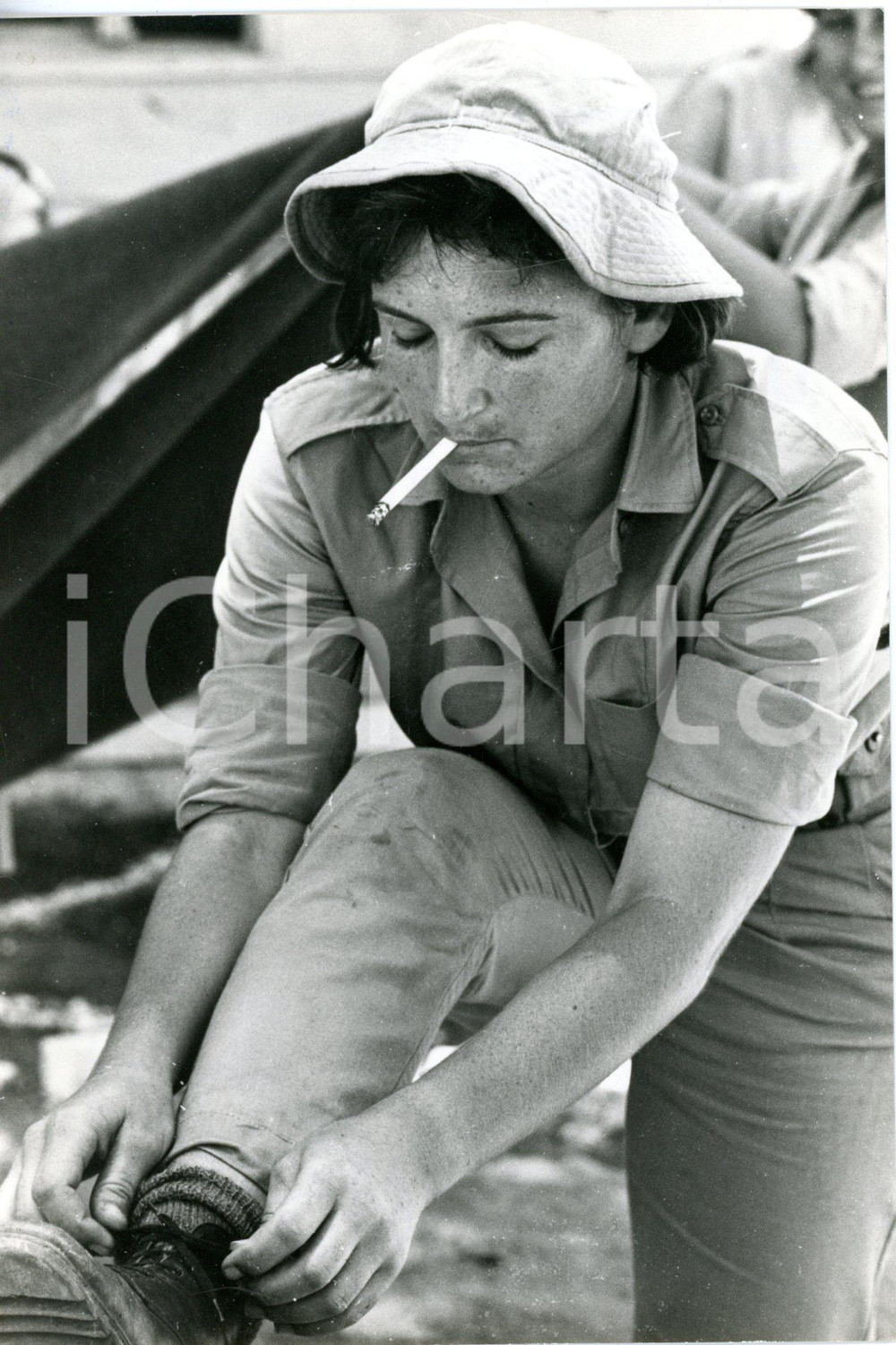 1967 TEL AVIV (Israele) Soldatessa fuma in addestramento nonostante il divieto