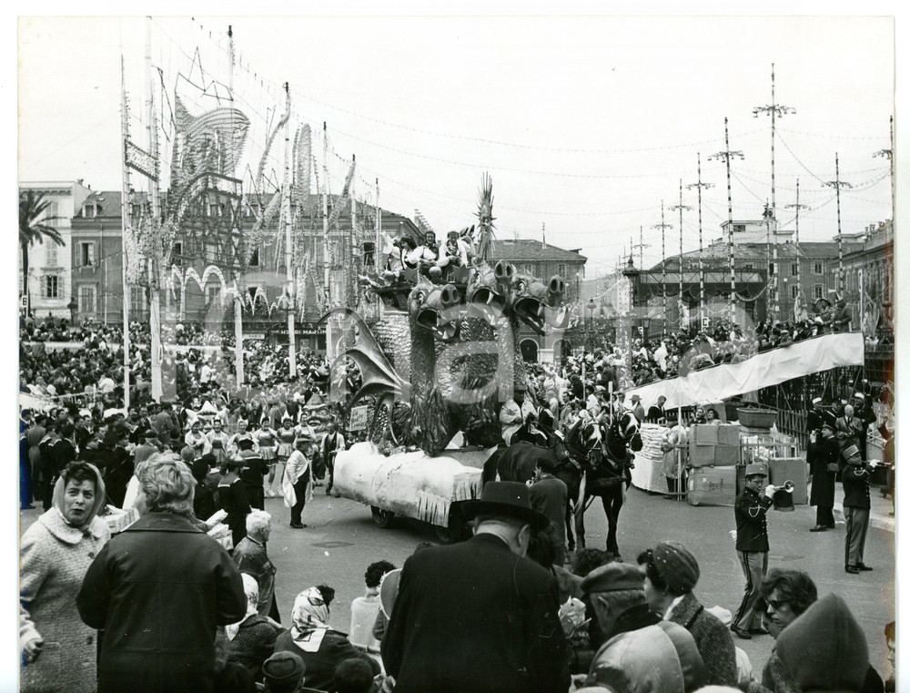 1959 CARNEVALE DI NIZZA Carro allegorico con dragoni *Foto COSTUME 24x18 cm Fotografia d'epoca con didascalia coeva al verso. GOOD/buono ma lieve ondulatura ai margini Formato: 24x18 cm originale e autentica 1