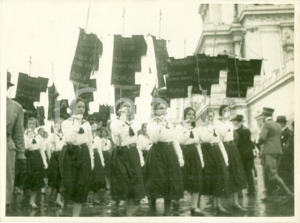 Fotografia d epoca originale 1935 ca ROMA ONB Sfilata delle Piccole e Giovani Italiane con labari Fotografia 1