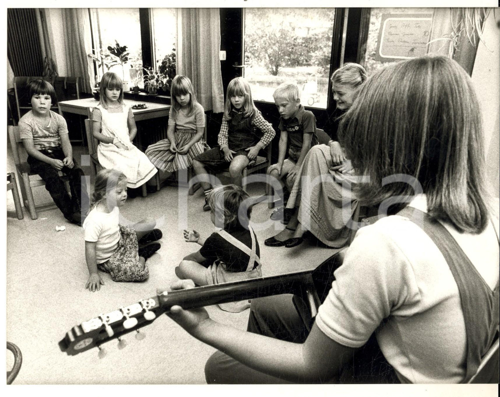Fotografia d epoca originale 1982 BONN Asilo infantile MONTESSORI  Attività musicali Foto 21x17 1