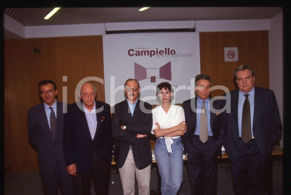 35mm vintage slide* 1994 VENEZIA Antonio TABUCCHI Margaret MAZZANTINI (1)   Diapositiva d'epoca, in formato 35 mm. Nella diapositiva compaiono Antonio Tabucchi, Margaret Mazzantini, Alberto Arbasino, Francesco Biamonti e Giuseppe Pontiggia, finalisti del Premio Campiello del 1994. CONDIZIONI: GOOD   Tutti i diritti riservati.E' severamente vietata la riproduzione.  ICharta mette in vendita, sul negozio eBay e in esclusiva sul sito "icharta" il proprio archivio composto da numerose diapositive e negativi fotografici d'epoca, tutti originali e autentici, che attraversano la storia del costume italiano tra gli la fine degli anni Sessanta e Novanta.Si tratta di uno sguardo inedito sull'attualit&agrave;, la politica, la vita quotidiana, il gossip e la cultura, che fotografa il cambiamento della nazione in quest'ultimo scorcio del XX secolo. Un'occasione unica per il mercato del collezionismo, che vede finalmente disponibile un archivio eccezionale per vastit&agrave;, tematiche e condizioni, in un settore (il negativo fotografico e la diapositiva) di assoluta novit&agrave; e dalle interessanti prospettive di investimento.   originale e autentica 1