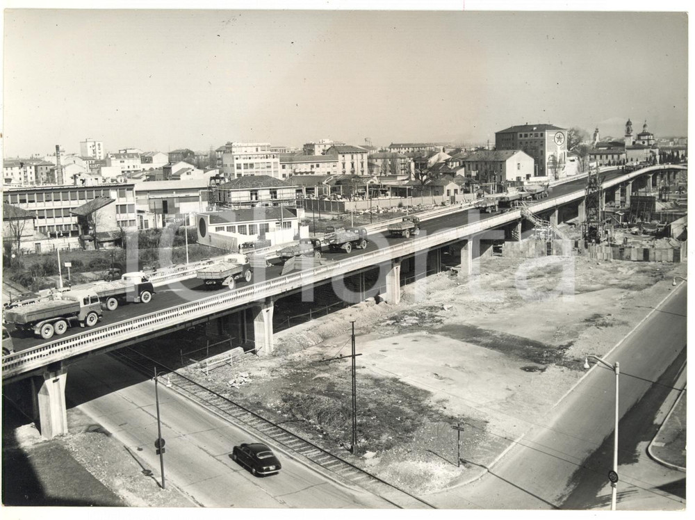1958 MILANO AUTOSTRADA A7 Passaggio autocarri per il collaudo della "Camionale"