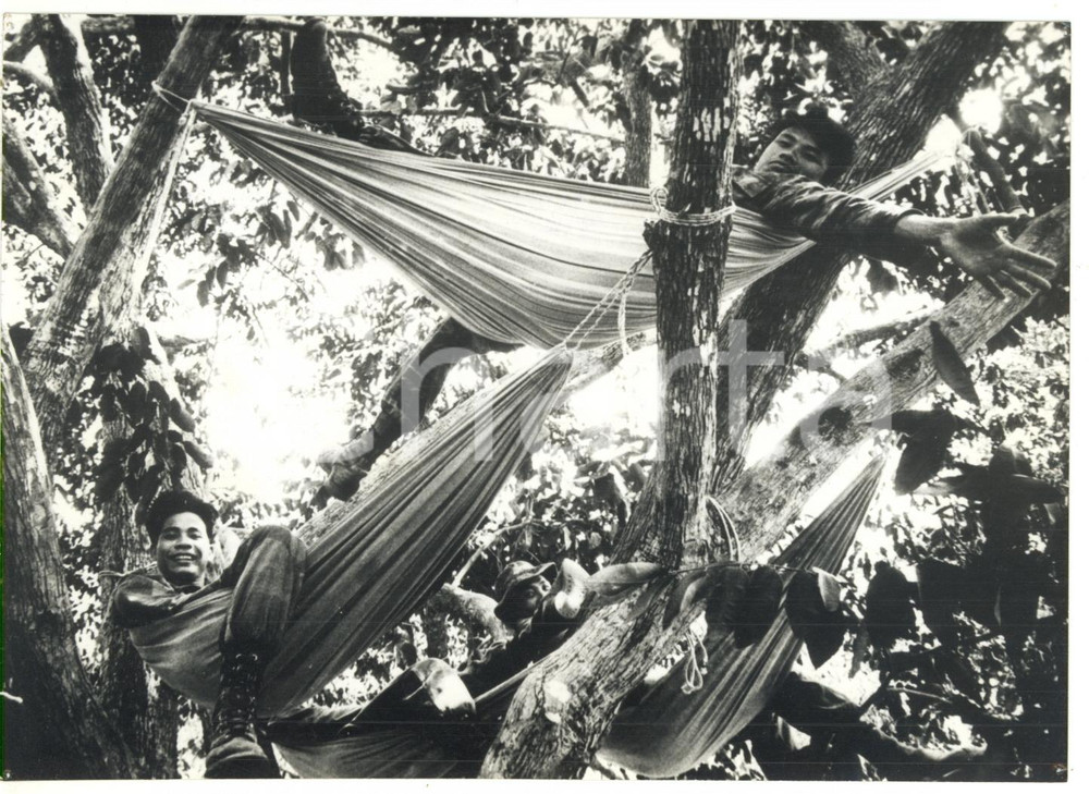 1964 VIETNAM DEL SUD Riposo dei soldati sulle amache *Foto 18x13 cm