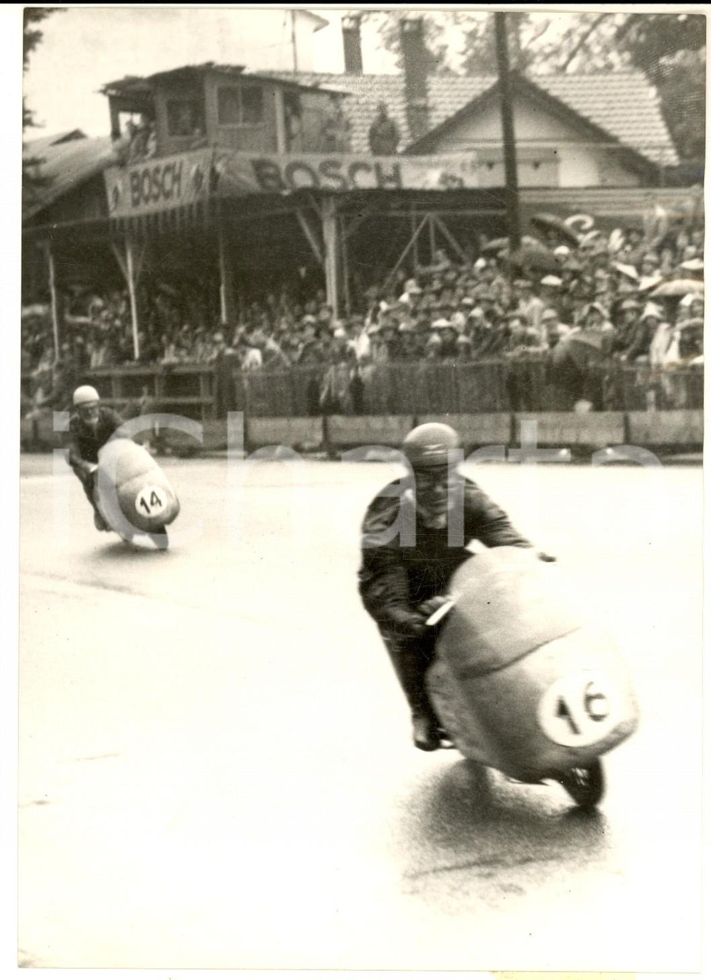 1954 BERNA MOTO GP - Fergus ANDERSON in testa su MOTO GUZZI *Foto 13x18 cm Fotografia d'epoca con didascalia coeva. CONDIZIONI: G  FORMATO: 13x18 cm    originale e autentica 1