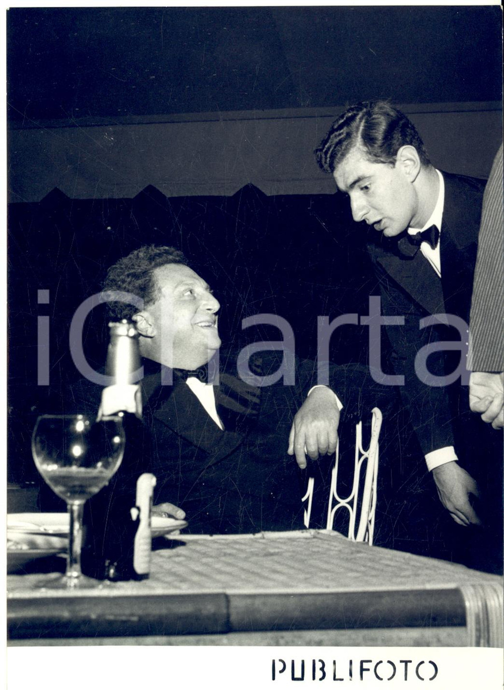 1955 ca VALDAGNO Premio MARZOTTO - Paolo MARZOTTO e Carlo LEVI *Foto 13x18 Fotografia d'epoca con didascalia coeva. CONDIZIONI: G (ma lieve piegatura sovraimpressione)FORMATO: 13x18 cm      originale e autentica 1