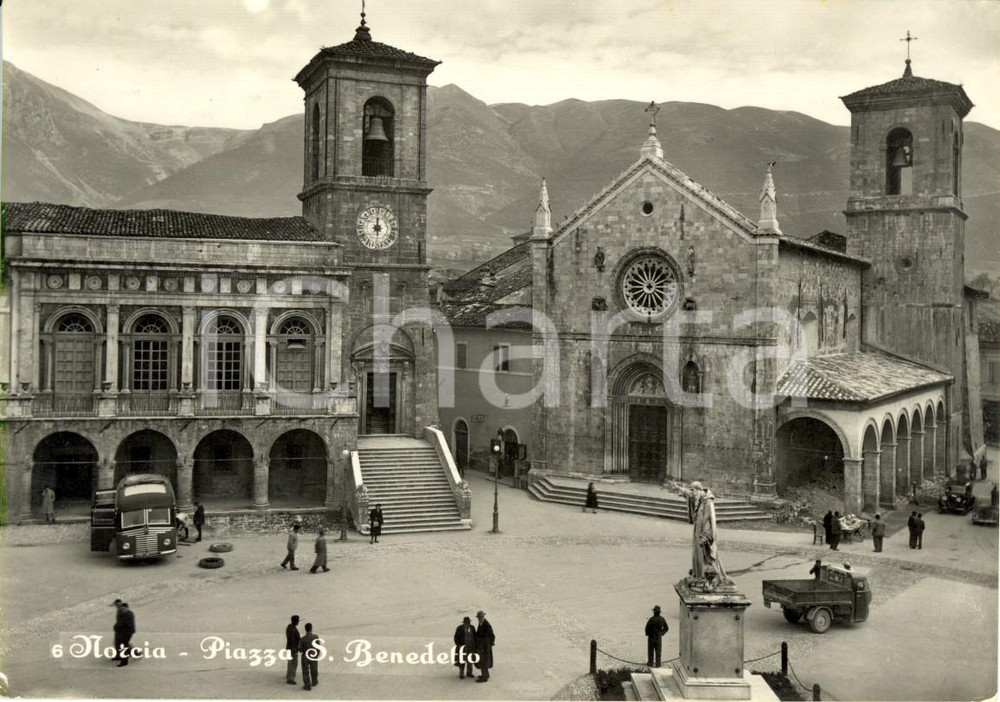 Cartolina originale da collezione 1950 ca NORCIA (PG) Piazza SAN BENEDETTO *ANIMATA con bus e Ape PIAGGIO FG VG 1