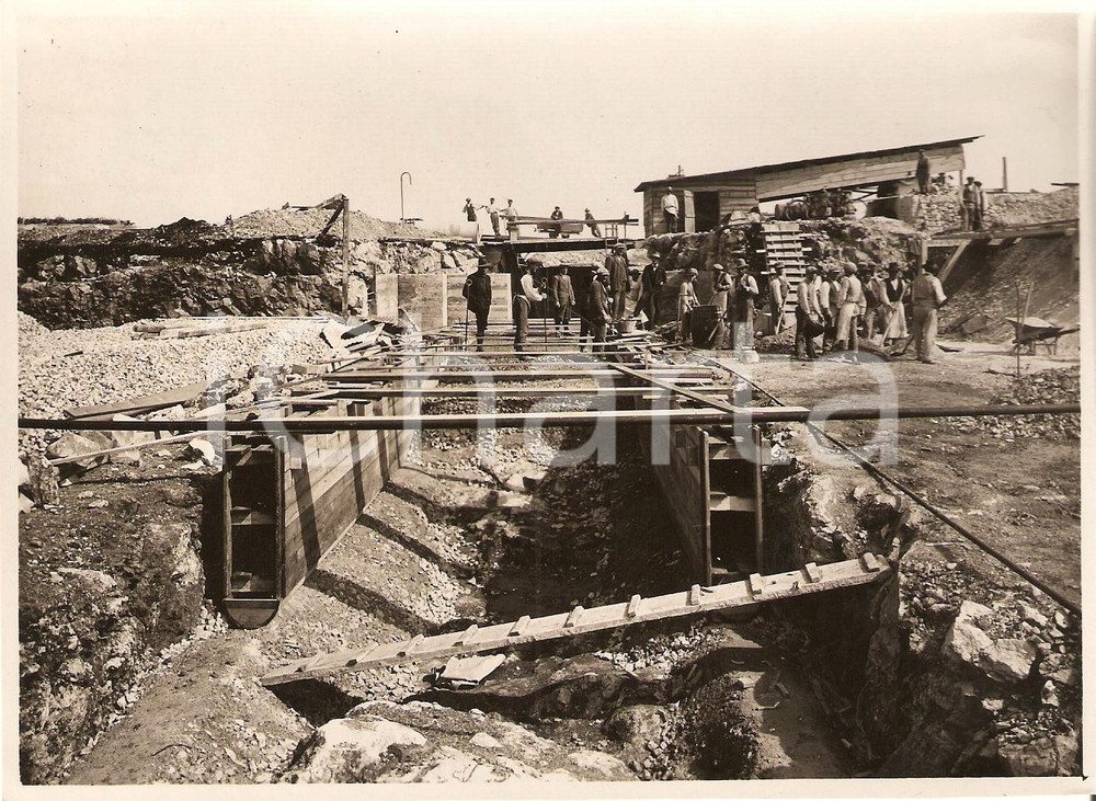 Fotografia d'epoca originale 1935 circa LECCE Costruzione del Serbatoio di ZANZARA 1