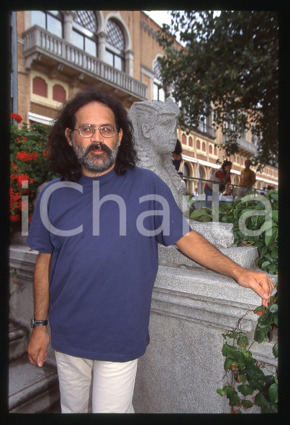 35mm vintage slide*1997 VENEZIA - MOSTRA DEL CINEMA Giuseppe GAUDINO (11)  Diapositiva d'epoca, in formato 35 mm.                                                                   CONDIZIONI: GOODE' severamente vietata la riproduzione. Tutti i diritti sono riservati. ICharta mette in vendita, sul negozio eBay e in esclusiva sul sito "icharta" il proprio archivio composto da numerose diapositive e negativi fotografici d'epoca, tutti originali e autentici, che attraversano la storia del costume italiano tra gli la fine degli anni Sessanta e Novanta.Si tratta di uno sguardo inedito sull'attualit&agrave;, la politica, la vita quotidiana, il gossip e la cultura, che fotografa il cambiamento della nazione in quest'ultimo scorcio del XX secolo. Un'occasione unica per il mercato del collezionismo, che vede finalmente disponibile un archivio eccezionale per vastit&agrave;, tematiche e condizioni, in un settore (il negativo fotografico e la diapositiva) di assoluta novit&agrave; e dalle interessanti prospettive di investimento.  originale e autentica 1