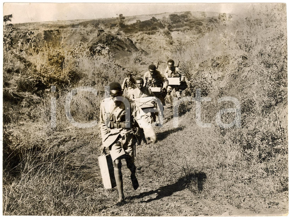 Fotografia d'epoca originale 1935 UAL UAL (ETIOPIA) Soldati indigeni trasportano armi per l'esercito italiano 1