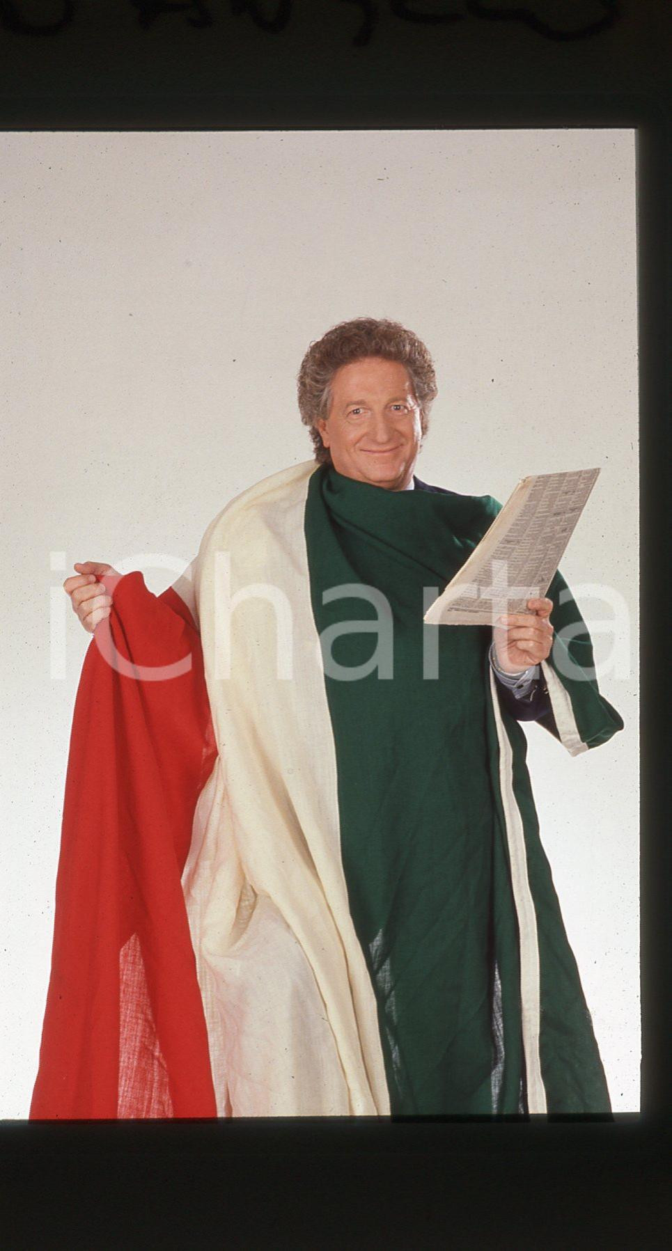 35mm vintage slide* 1990 TELEVISIONE Gianfranco D'ANGELO avvolto nel Tricolore 1