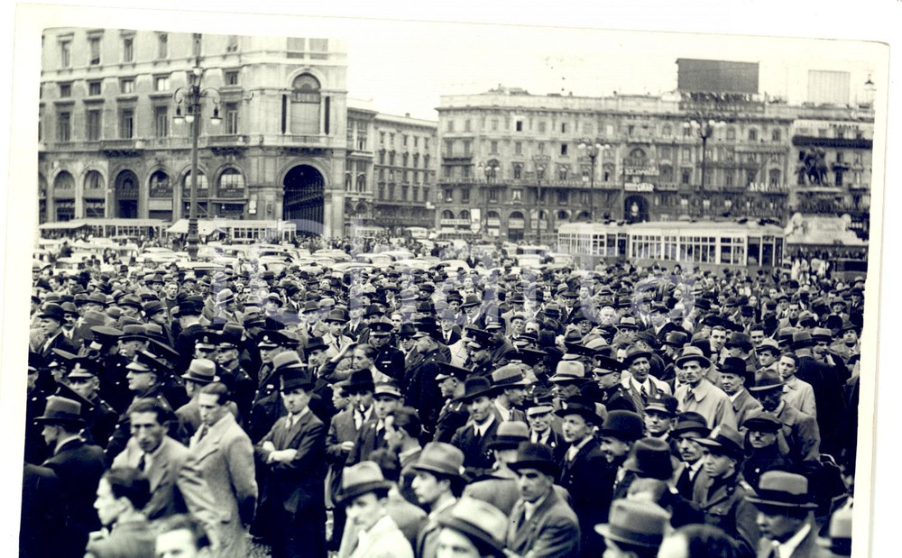 Fotografia d epoca originale 1939 MILANO Adunata in PIAZZA DUOMO per ascoltare il conte CIANO Foto 1