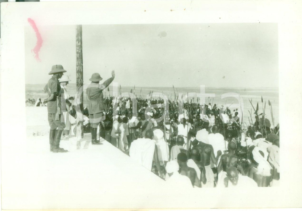 Fotografia d epoca originale 1936 SOMALIA AOI Ufficiali italiani salutano tribÃ¹ indigena Fotografia 1