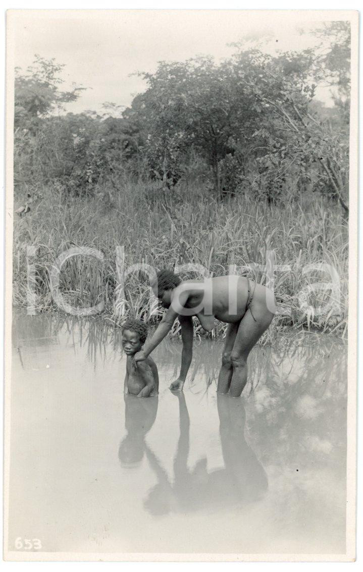 1930 ca CONGO BELGE Mère lave son enfant - Photo Léopold GABRIEL 653 Fotografia originale d'epoca, in formato cartolina postale.FOTOGRAFO: L&eacute;opold Gabriel - Panda - Katanga  GOOD/buono  Formato: 9x14 cm originale e autentica 1
