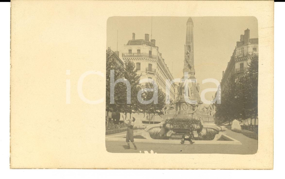Cartolina originale da collezione 1910 ca LYON (F) Place de la REPUBLIQUE Monumento a CARNOT con giocoliere *RARA 1