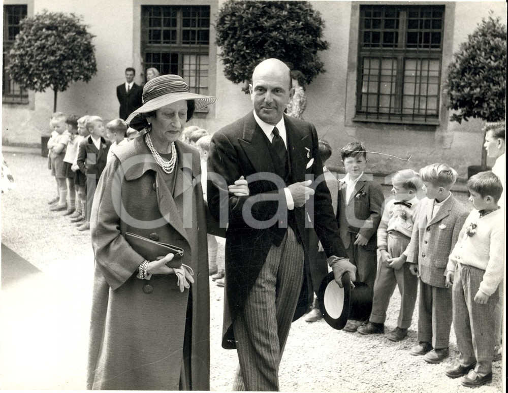 Fotografia d epoca originale 1960 ca NOZZE REALI Umberto II di SAVOIA sfila tra i bambini Foto 24x18 1