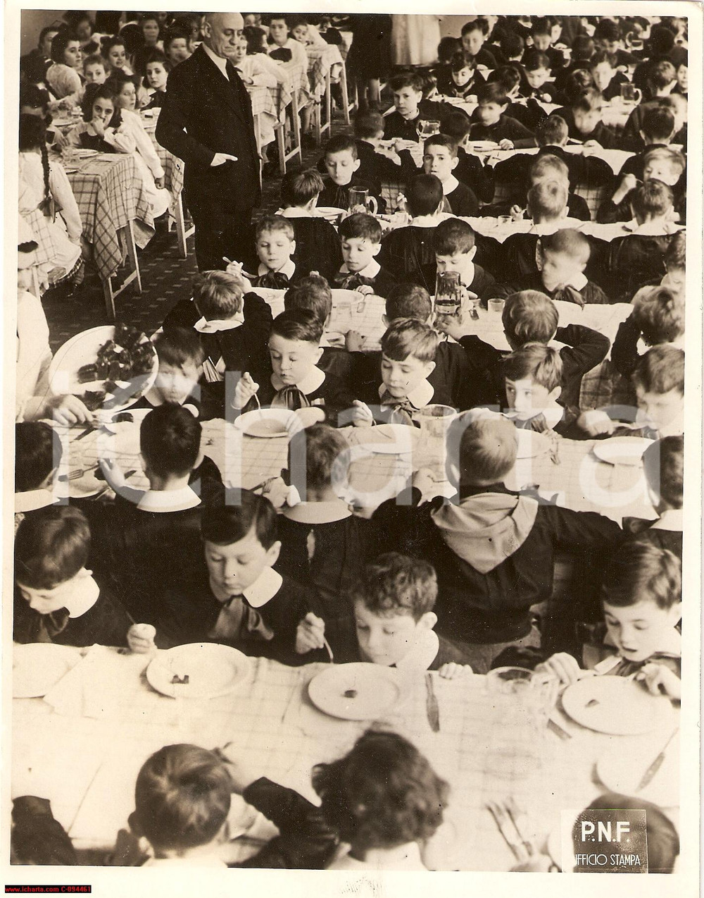 Fotografia d epoca originale 1942 WW2 ITALIA Assistenza Sociale  Refettorio mensa per figli di operai  Foto 1