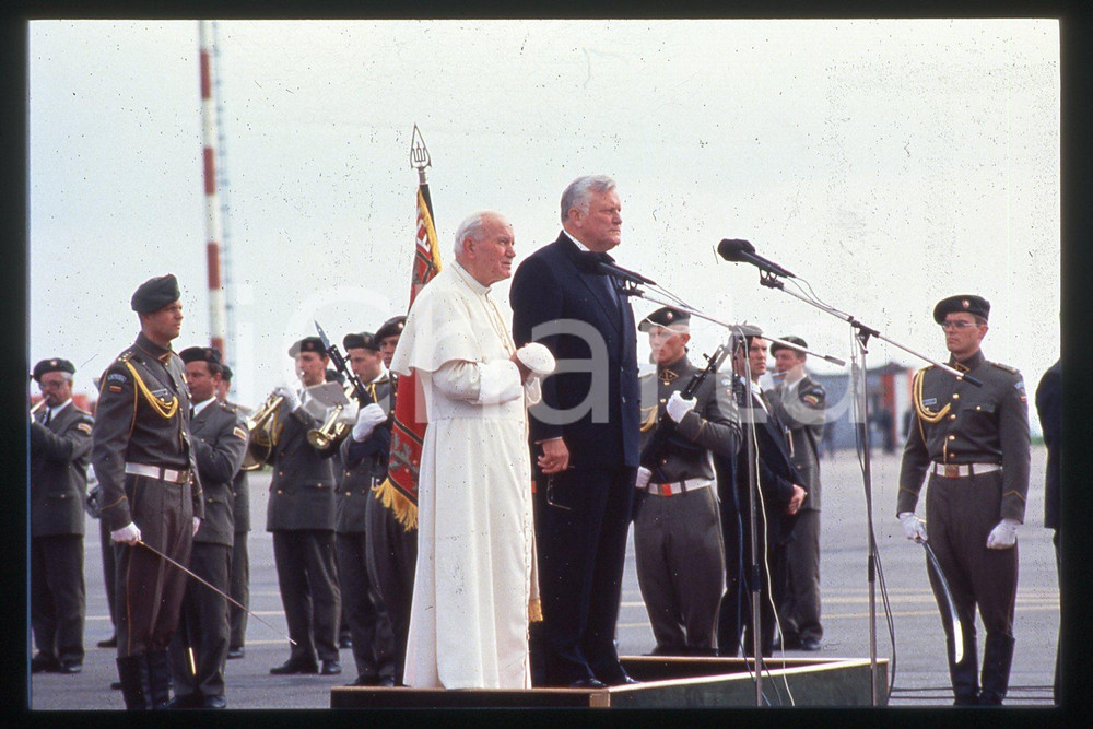 35mm vintage slide* 1993 Vilnius, Giovanni Paolo II, president Brazauskas  Diapositiva d'epoca, in formato 35 mm.CONDIZIONI: GOODE' severamente vietata la riproduzione. Tutti i diritti sono riservati.Nella diapositiva ICharta mette in vendita, sul negozio eBay e in esclusiva sul sito "icharta" il proprio archivio composto da numerose diapositive e negativi fotografici d'epoca, tutti originali e autentici, che attraversano la storia del costume italiano tra gli la fine degli anni Sessanta e Novanta.Si tratta di uno sguardo inedito sull'attualit&agrave;, la politica, la vita quotidiana, il gossip e la cultura, che fotografa il cambiamento della nazione in quest'ultimo scorcio del XX secolo. Un'occasione unica per il mercato del collezionismo, che vede finalmente disponibile un archivio eccezionale per vastit&agrave;, tematiche e condizioni, in un settore (il negativo fotografico e la diapositiva) di assoluta novit&agrave; e dalle interessanti prospettive di investimento.  FAIR/discreto   originale e autentica 1