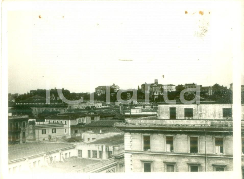 Fotografia d epoca originale 1933 ROMA Dirigibile GRAF ZEPPELIN in volo su una chiesa Fotografia cm 12 x 9 1