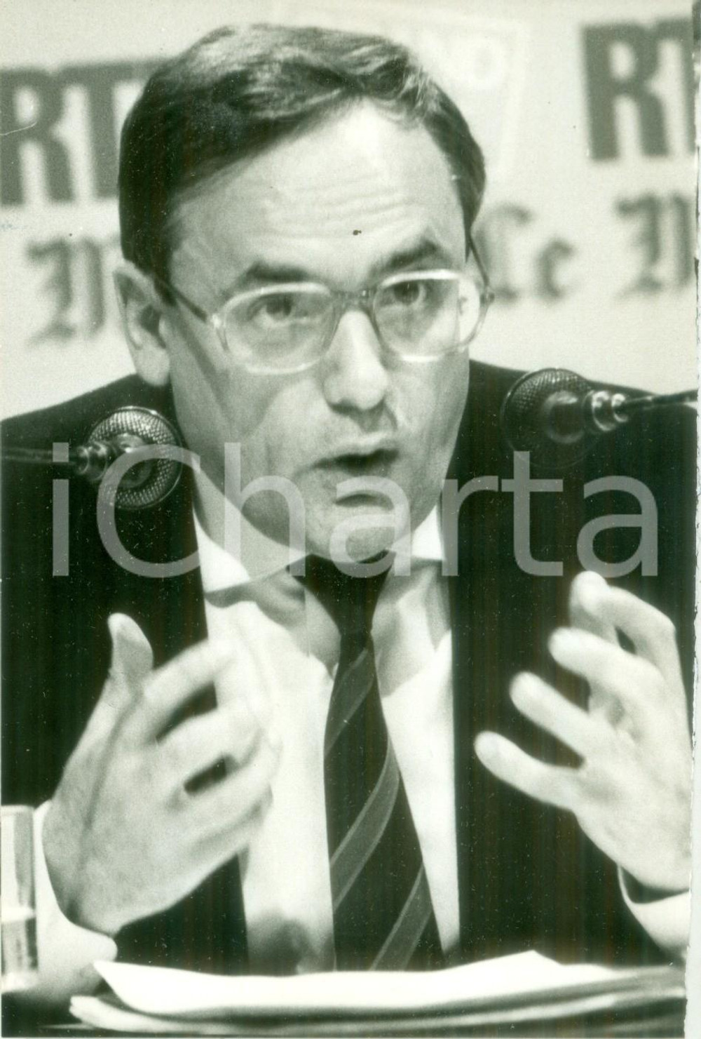 Fotografia d epoca originale 1987 PARIS Jacques BARROT Segretario generale del C.D.S. a RTLLE MONDE Foto 1