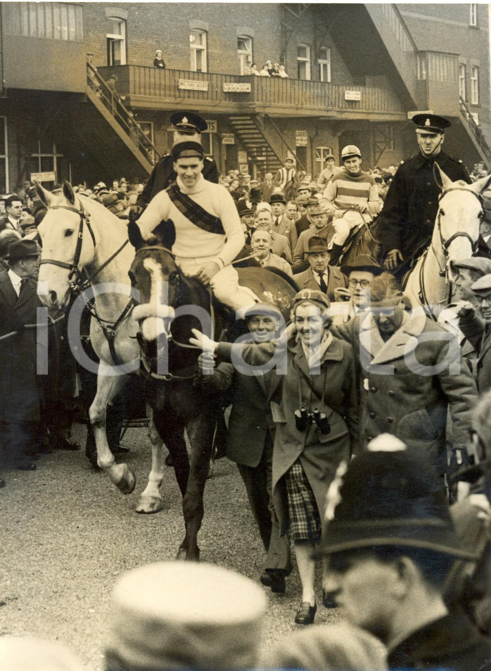 Fotografia d epoca originale 1960 LIVERPOOL  National Steeplechase  Gerry SCOTT wins on Merryman II Photo 1
