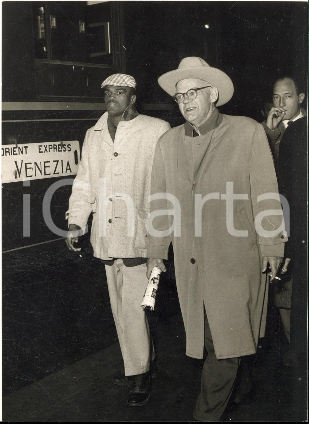 1957 MILANO BOXE Arrivo del pugile Charles TOMBSTONE SMITH - Foto 13x18 Fotografia d'epoca, con didascalia coeva al verso.  CONDIZIONI: G FORMATO: 13x18 cm    originale e autentica 1