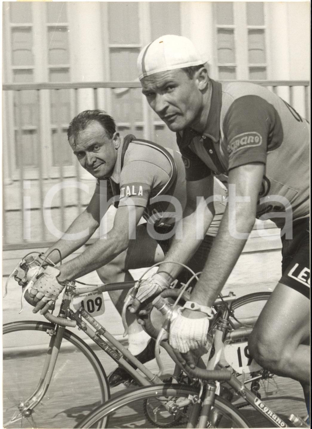 1954 CICLISMO MILANO-SANREMO Giancarlo ASTRUA e Giorgio ALBANI *Foto 13x18  Fotografia d'epoca con didascalia coeva al verso.    CONDIZIONI: G FORMATO: 13x18 cm     originale e autentica 1