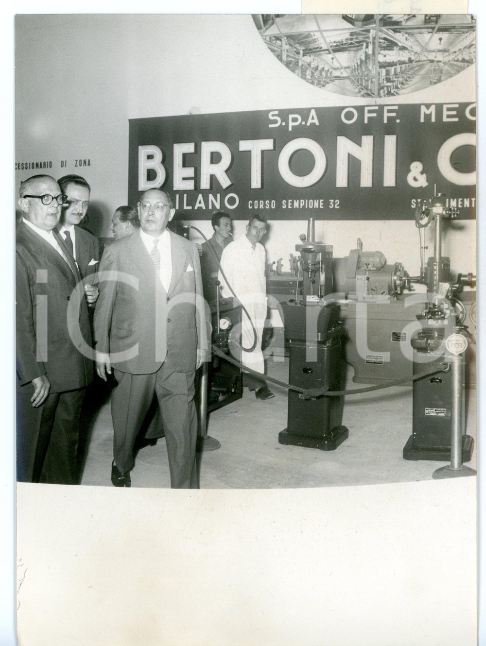 1955 ca FIERA DI MESSINA Giulio BONFIGLIO allo stand BERTONI di MILANO *Foto Fotografia d'epoca con didascalia coeva al verso. CONDIZIONI: GFORMATO: 13x18 cm     originale e autentica 1