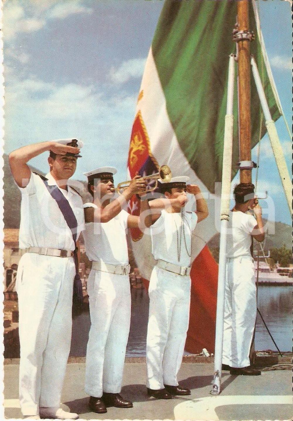 Cartolina originale da collezione 1975 ca MARINA MILITARE Personale di guardia all alza bandiera Cartolina FG NV 1
