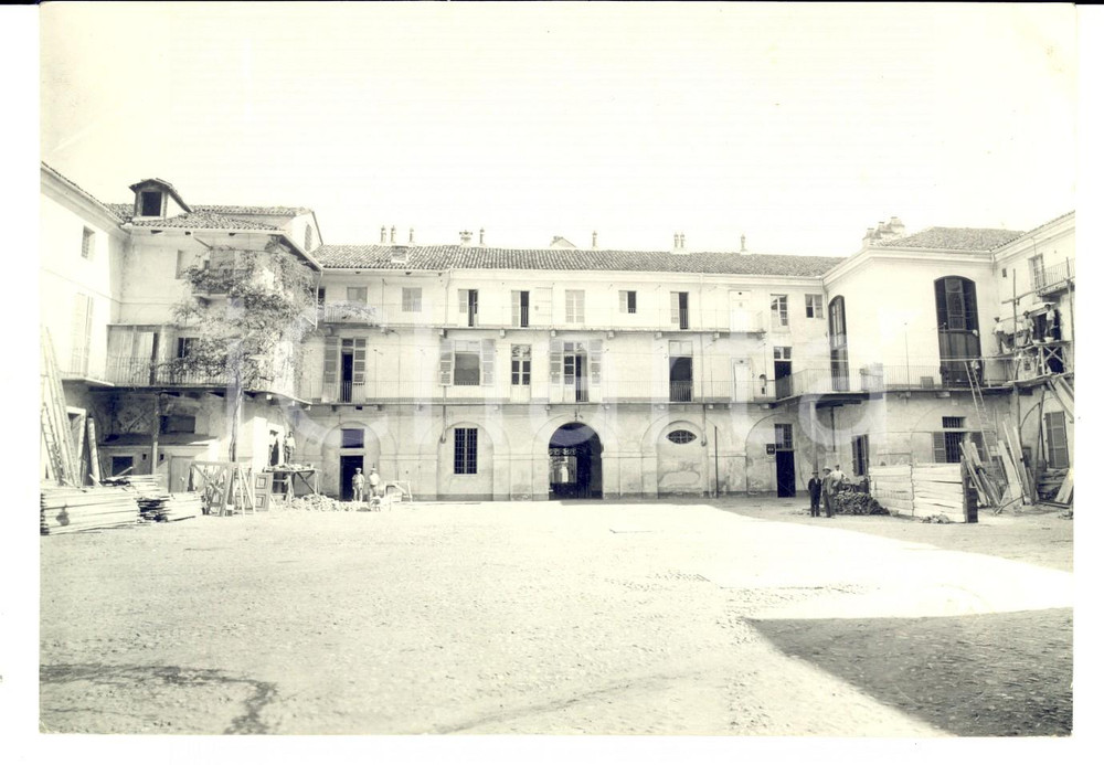 Fotografia d epoca originale 1950 ca PINEROLO TO Operai al lavoro in casa di ringhiera Foto U. MONTI 1