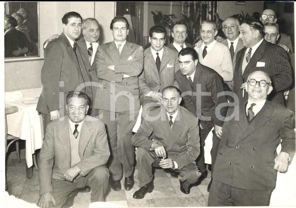 1955 GENOVA Il pugile Duilio LOI prima di un pranzo conviviale (1) Foto 18x13 cm
