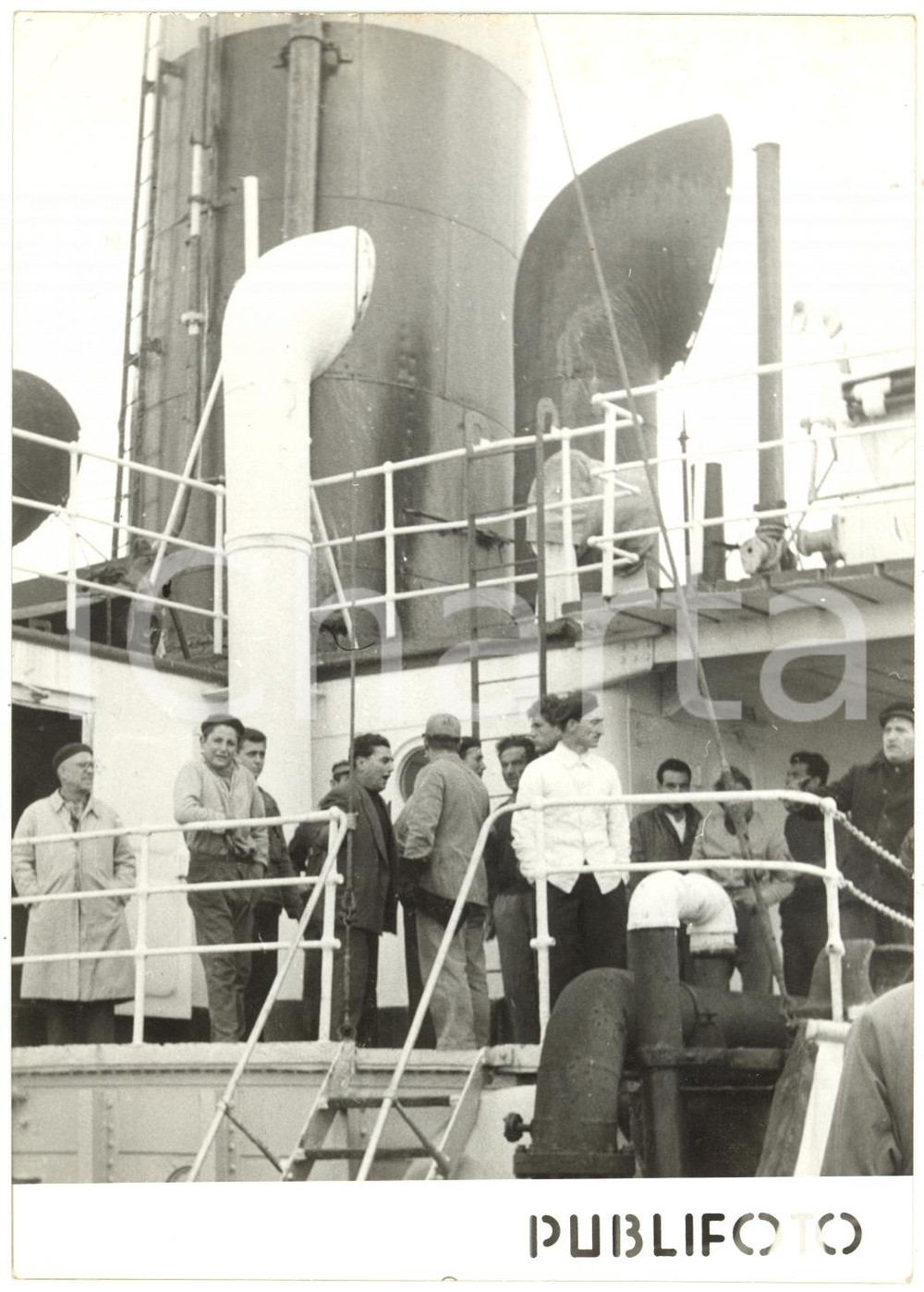 1957 NAPOLI Superstiti naufragio di Capo Palinuro salvati dalla M/C Righi *Foto