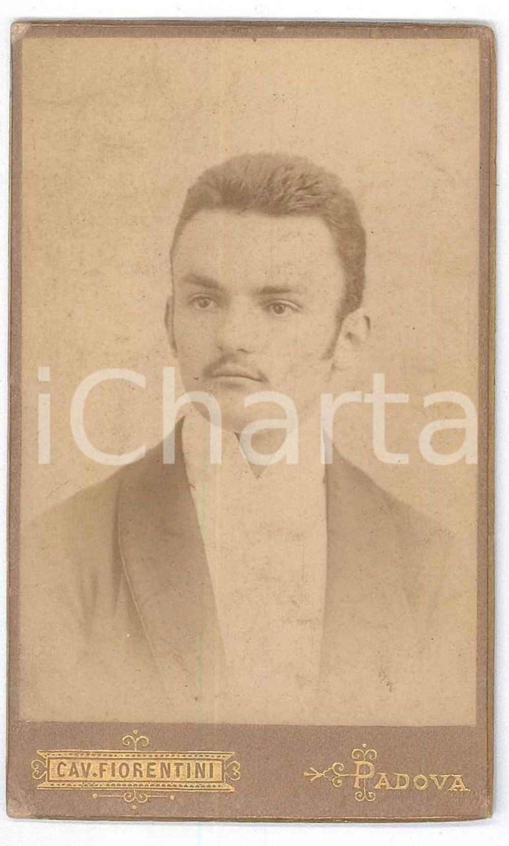 1880 ca PADOVA - Ritratto di giovane uomo - Foto FIORENTINI CDV  Fotografia d'epoca, su cartoncino rigido.FOTOGRAFO: Cav. Fiorentini - Padova, Via S. Luca 1713 GOOD/buono  Formato: 6x10 cm originale e autentica 1