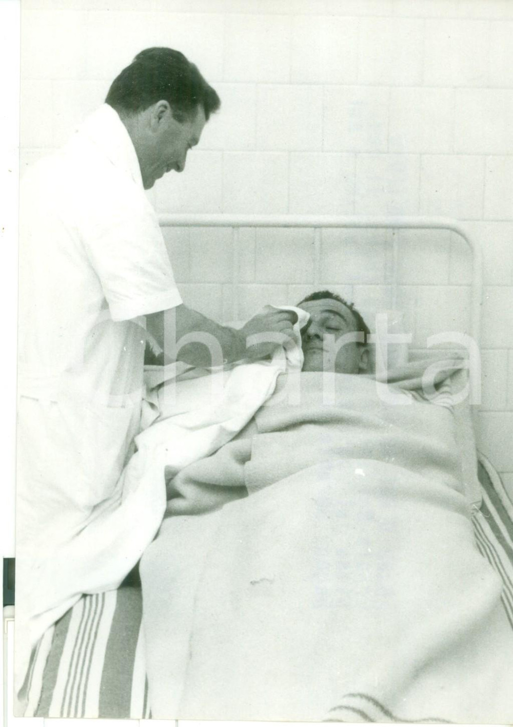 Fotografia d epoca originale 1958 ABANO TERME  Ercole BALDINI sdraiato sul lettino durante la terapia Foto 1