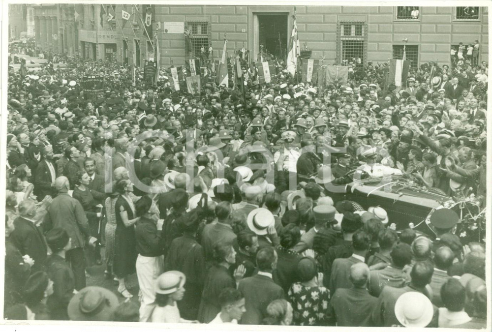 Fotografia d epoca originale 1936 GENOVA Maresciallo Pietro BADOGLIO lascia sede Federazione Fascista FOTO 1