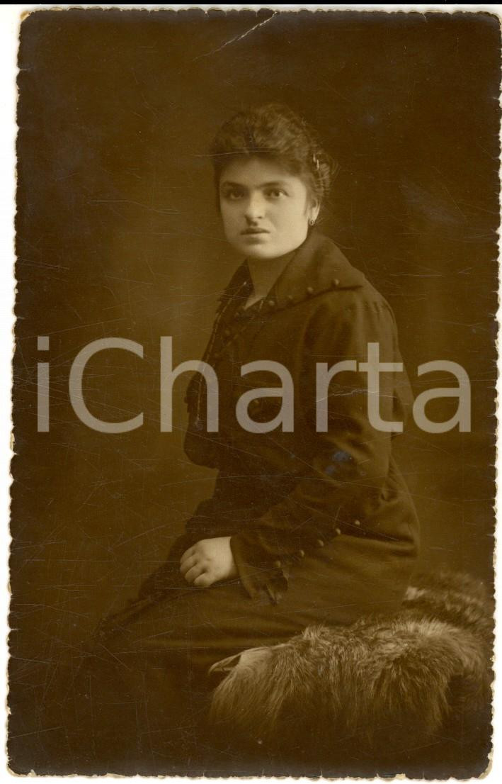 Fotografia d epoca originale 1920 ca ASTI Ritratto di donna in abito scuro Foto cartolina Giulio BENZI 1