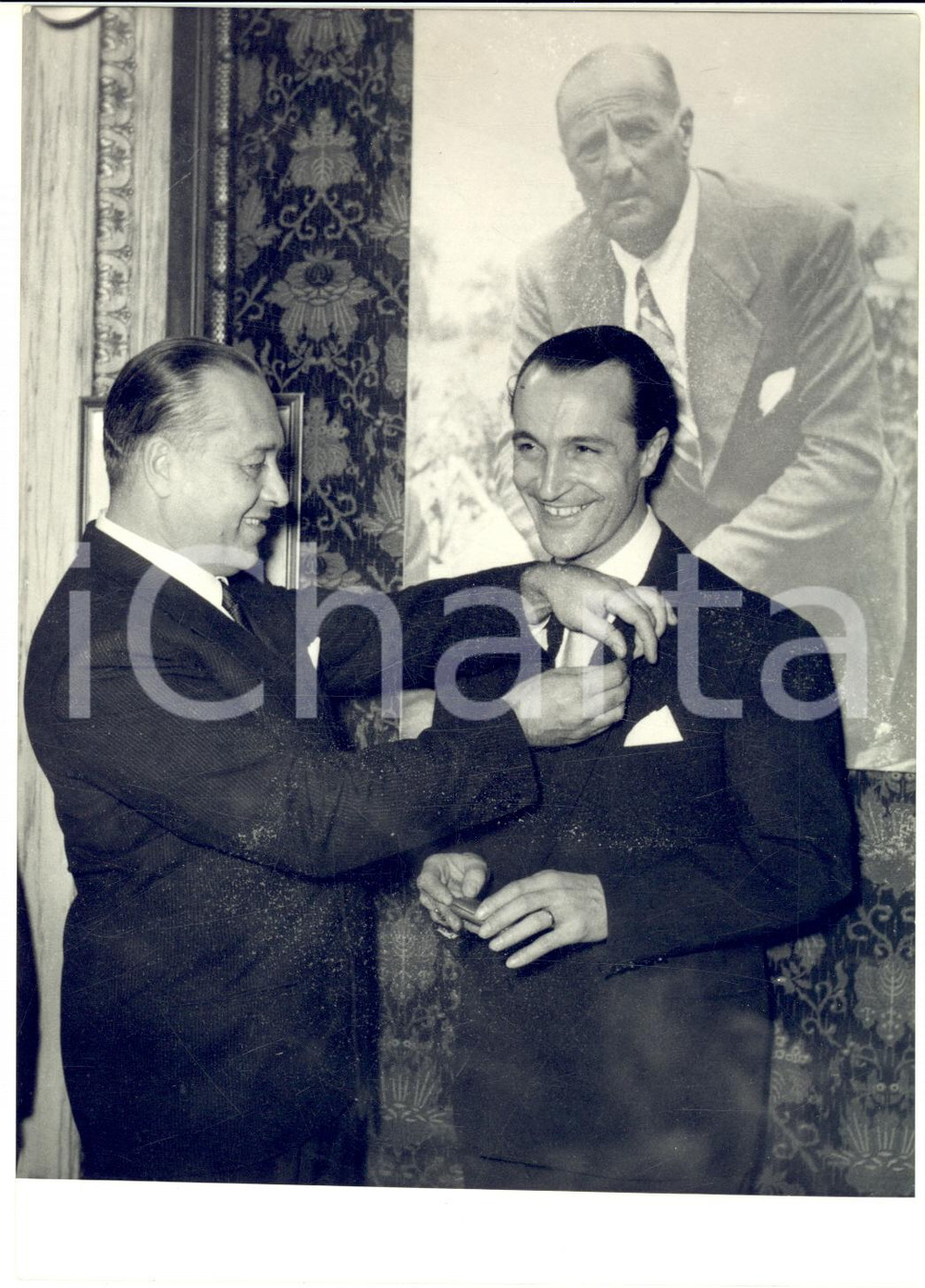 1955 MILANO SCHERMA Edoardo MANGIAROTTI premiato da amici di Emilio Colombo Fotografia d'epoca con didascalia coeva al verso. CONDIZIONI: GFORMATO: 13x18 cm     originale e autentica 1