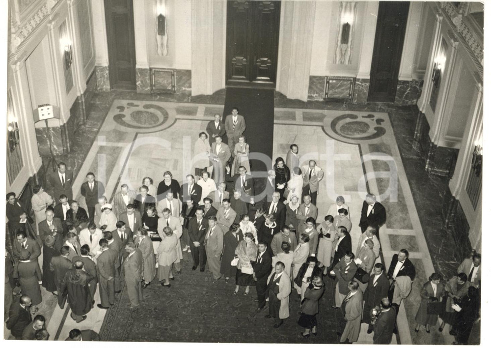 1957 MILANO Concessionari americani NECCHI omaggiano sindaco Virgilio FERRARI  Fotografia d'epoca con didascalia coeva.  CONDIZIONI: FAIR (increspature al margine superiore e lieve sovraimpressione)FORMATO:  18x13 cm    originale e autentica 1