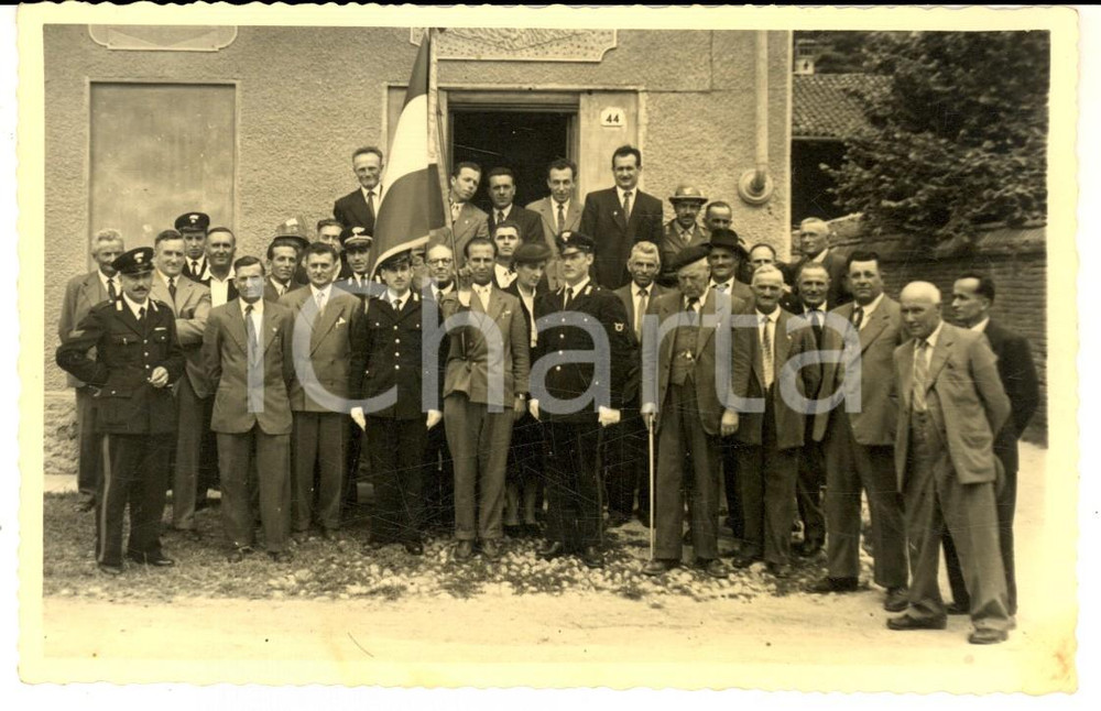 Fotografia d epoca originale 1950 ca GUARENE CN Gruppo con Sindaco e Carabinieri FOTO 1
