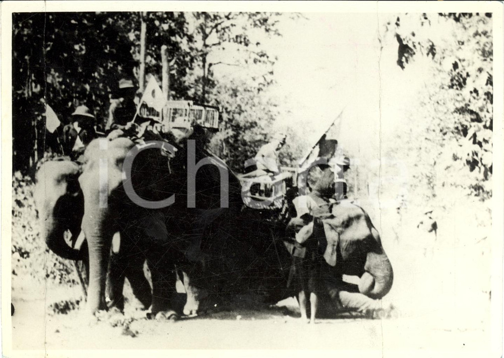 Fotografia d'epoca originale 1942 YANGOON (BIRMANIA) Soldati birmani dorso elefante 1