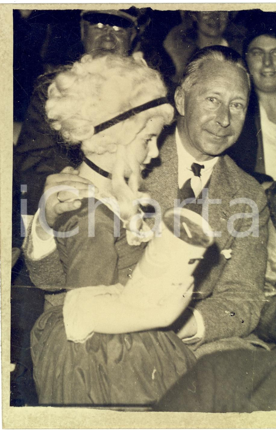 Fotografia d epoca originale 1940 ca BERLINO Principe ereditario GUGLIELMO DI PRUSSIA posa con bambina Foto 1