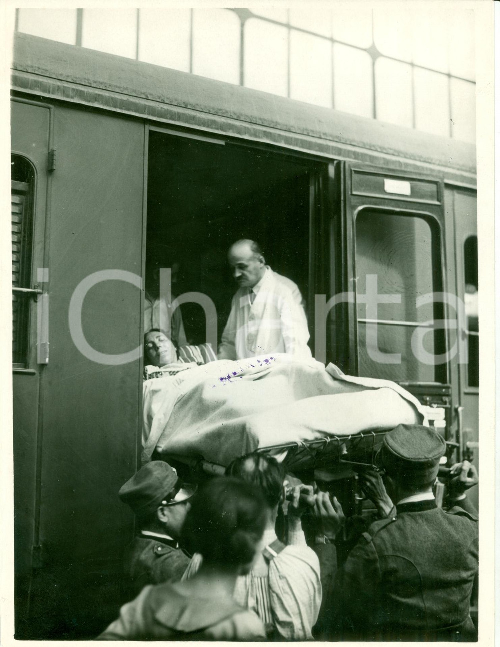 Fotografia d epoca originale 1931 MILANO Malati caricati sui vagoni per LOURDES Fotografia 1