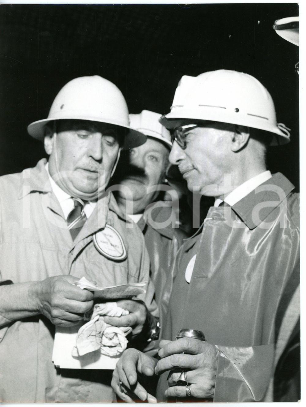 1962 COURMAYEUR Traforo MONTE BIANCO - Paolo A. FARINET Valéry GISCARD D'ESTAING Fotografia d'epoca con didascalia coeva al verso. CONDIZIONI: G (ma piccole piegature)FORMATO: 18x24 cm      originale e autentica 1