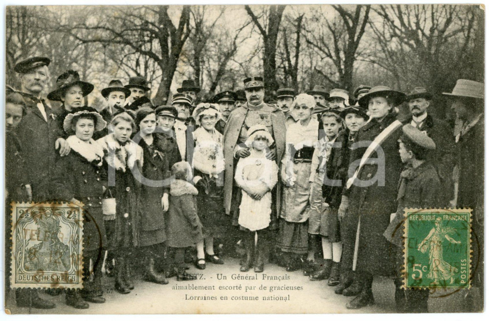 1918 METZ Un GÃ©nÃ©ral escortÃ© par de gracieuses Lorraines - Carte postale CPA  Cartolina postale d'epoca, viaggiata.CONDIZIONI: GFORMATO: FP     originale e autentica 1