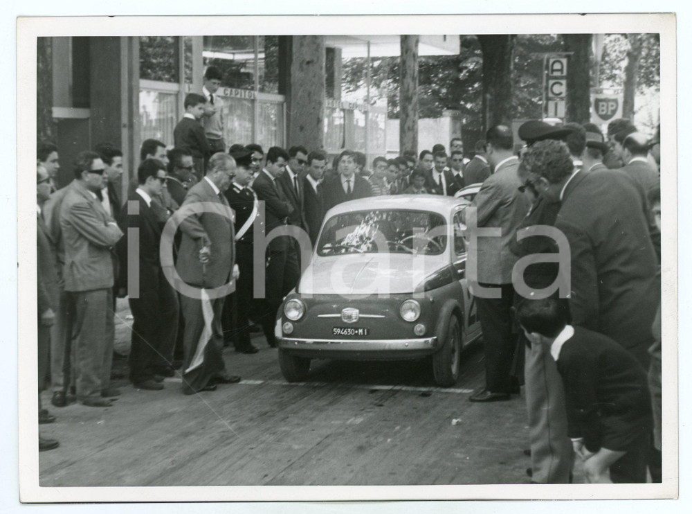 Fotografia d epoca originale 1965 ca FIAT 500 ai blocchi di partenza davanti a HOTEL CAPITOL Foto JOLLY CLUB 1