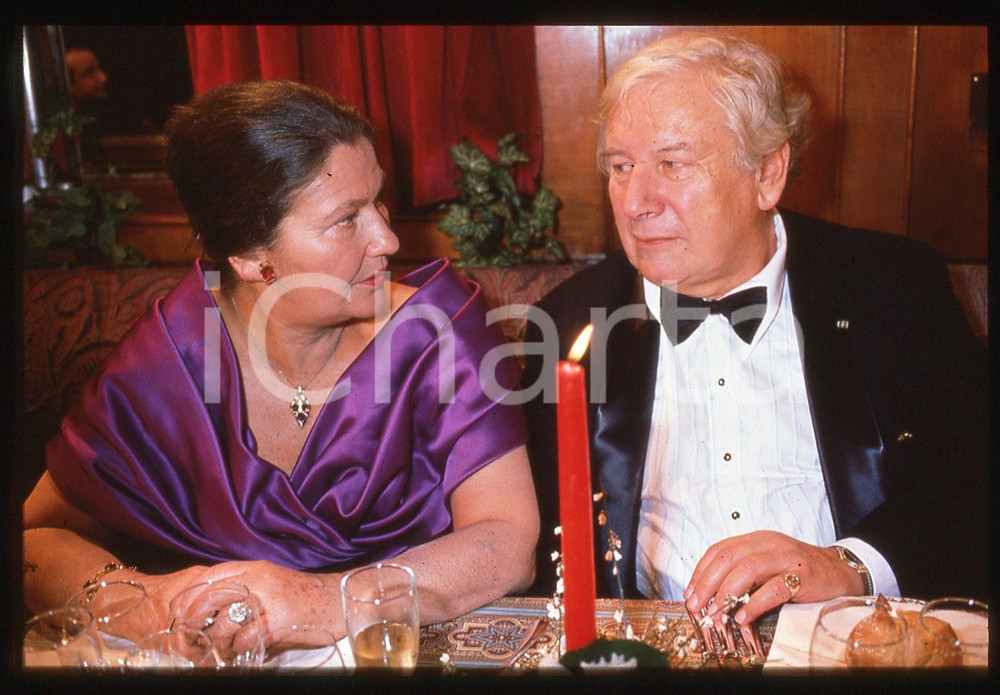 Fotografia d epoca originale 35mm vintage slide 1990 ca COSTUME  Simone VEIL e Peter USTINOV 1