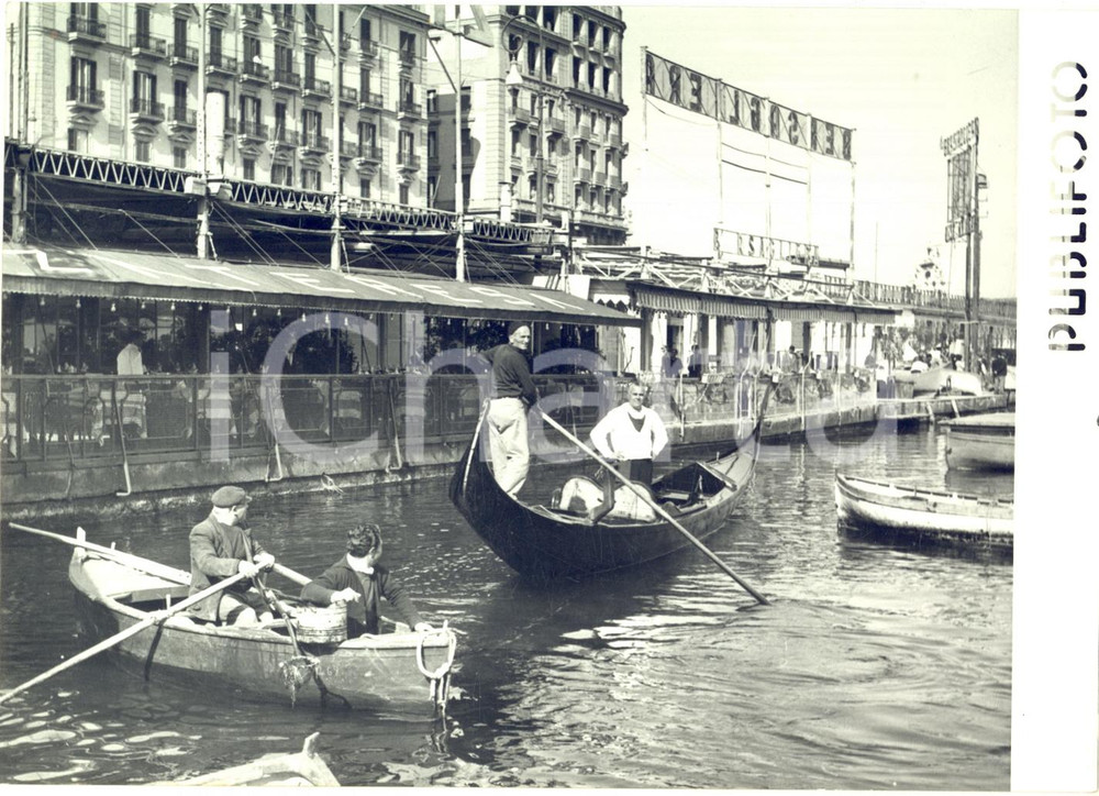 1958 NAPOLI Santa Lucia - Una gondola per i giovani sposi *Foto 18x13 cm Fotografia d'epoca, con didascalia coeva al verso.  CONDIZIONI: G FORMATO: 18x13 cm    originale e autentica 1