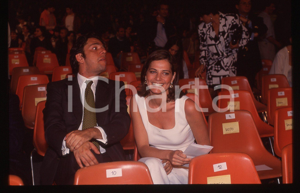 35mm vintage slide* 1995 ca COSTUME Simona VENTURA Ritratto conduttrice (92)   Diapositiva d'epoca, in formato 35 mm.E' severamente vietata la riproduzione. Tutti i diritti sono riservati. ICharta mette in vendita, sul negozio eBay e in esclusiva sul sito "icharta" il proprio archivio composto da numerose diapositive e negativi fotografici d'epoca, tutti originali e autentici, che attraversano la storia del costume italiano tra gli la fine degli anni Sessanta e Novanta.Si tratta di uno sguardo inedito sull'attualit&agrave;, la politica, la vita quotidiana, il gossip e la cultura, che fotografa il cambiamento della nazione in quest'ultimo scorcio del XX secolo. Un'occasione unica per il mercato del collezionismo, che vede finalmente disponibile un archivio eccezionale per vastit&agrave;, tematiche e condizioni, in un settore (il negativo fotografico e la diapositiva) di assoluta novit&agrave; e dalle interessanti prospettive di investimento.   originale e autentica 1