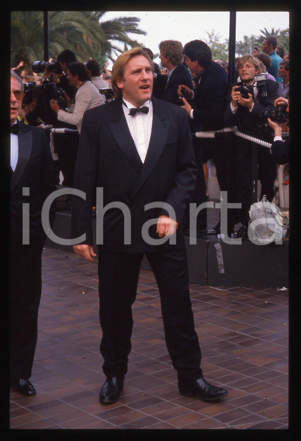 35mm vintage slide* 1988 CANNES Gérard DEPARDIEU Festival del cinema (3) La diapositiva &egrave; stata scattata in occasione del 41&deg; Festival del cinema di Cannes. CONDIZIONI: GOOD Tutti i diritti riservati.E' severamente vietata la riproduzione.  ICharta mette in vendita, sul negozio eBay e in esclusiva sul sito "icharta" il proprio archivio composto da numerose diapositive e negativi fotografici d'epoca, tutti originali e autentici, che attraversano la storia del costume italiano tra gli la fine degli anni Sessanta e Novanta.Si tratta di uno sguardo inedito sull'attualit&agrave;, la politica, la vita quotidiana, il gossip e la cultura, che fotografa il cambiamento della nazione in quest'ultimo scorcio del XX secolo. Un'occasione unica per il mercato del collezionismo, che vede finalmente disponibile un archivio eccezionale per vastit&agrave;, tematiche e condizioni, in un settore (il negativo fotografico e la diapositiva) di assoluta novit&agrave; e dalle interessanti prospettive di investimento.     originale e autentica 1