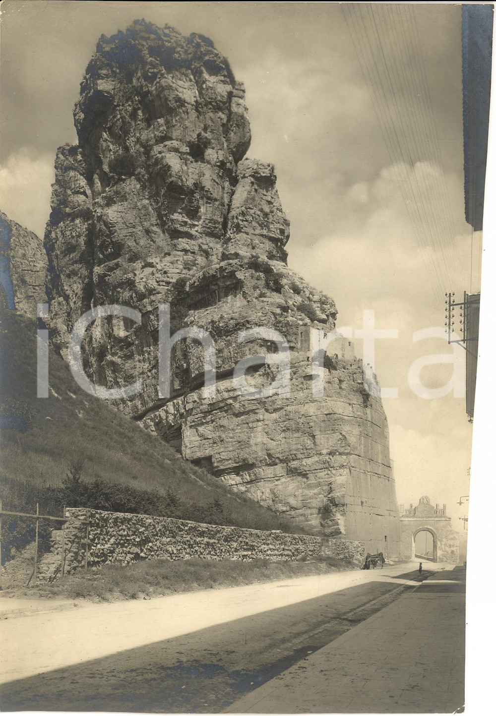 Fotografia d'epoca originale 1931 AREA ROMANA Paesaggio con roccia e porta antica *Foto ANIMATA 17x24 1